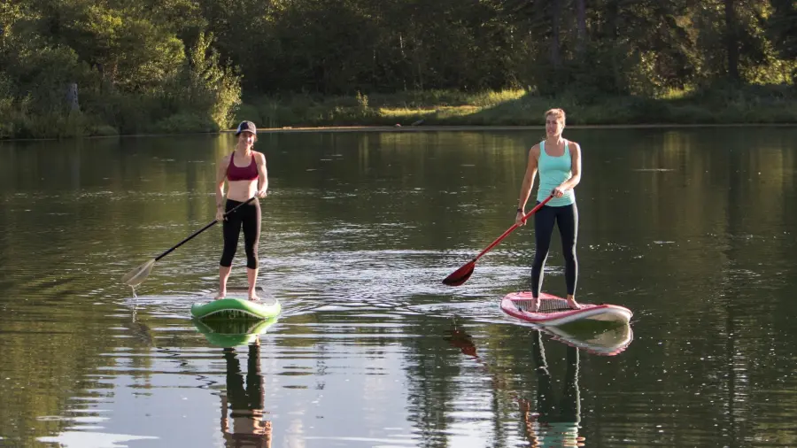 Sul lago con il SUP: tecniche, consigli e divertimento