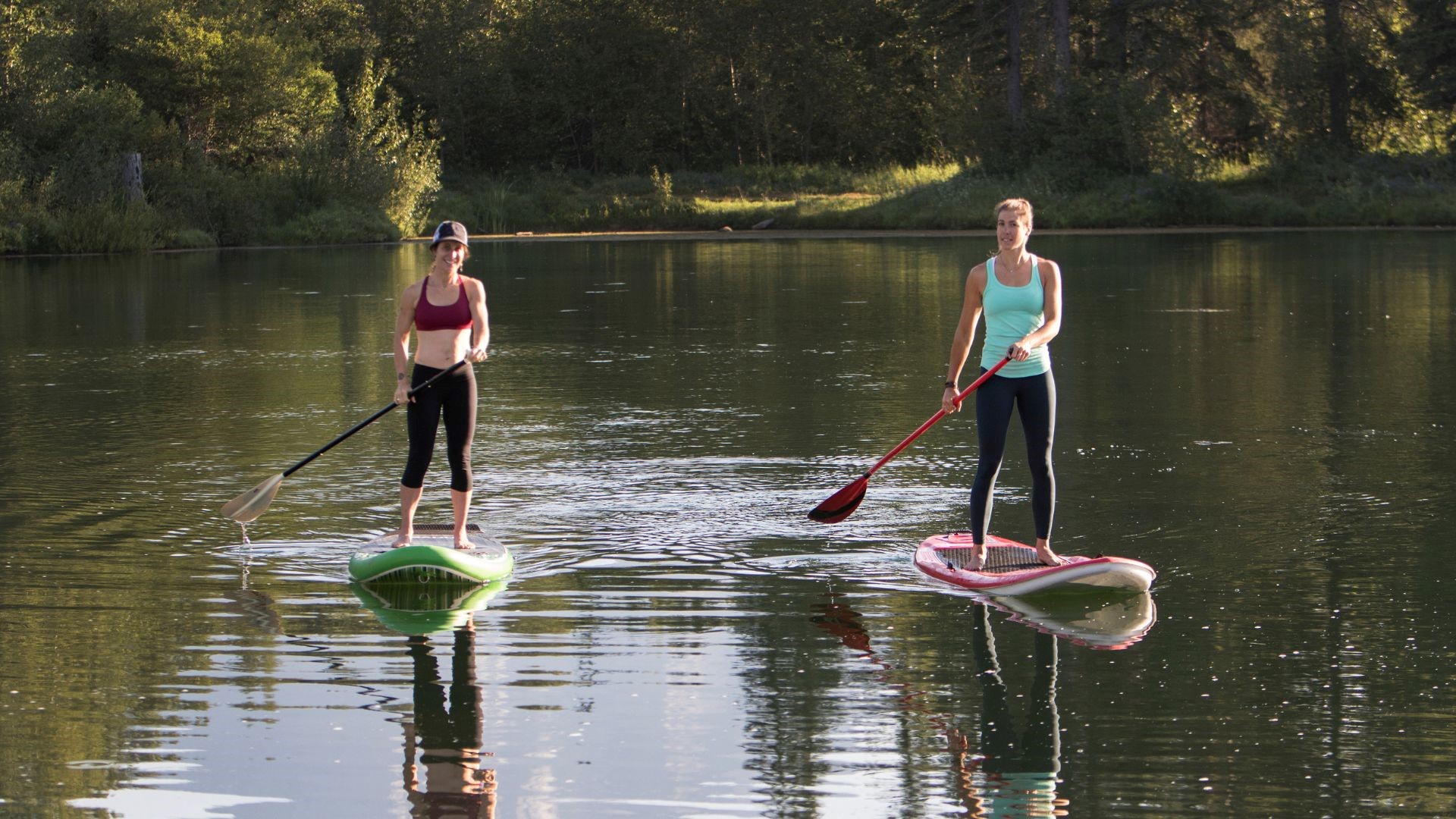 Sul lago con il SUP: tecniche, consigli e divertimento
