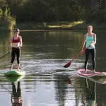 Sul lago con il SUP: tecniche, consigli e divertimento